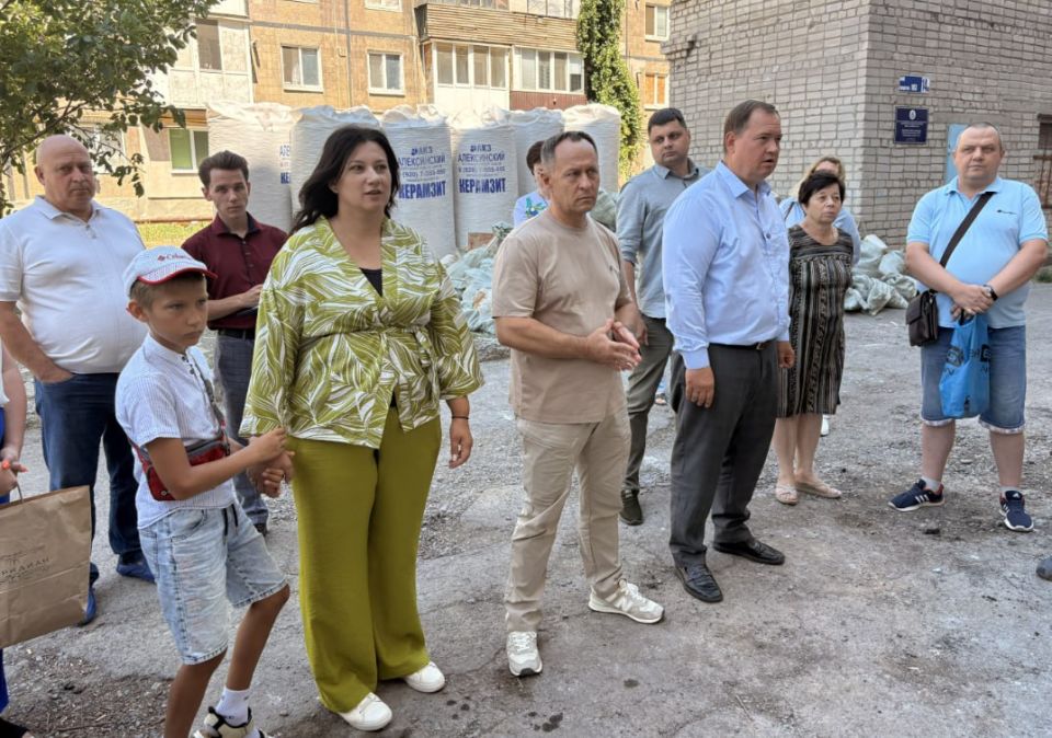 Александр Пеняев: 2 августа совместно с Алексеем Муратовым, руководителем Регионального исполкома «Единой России», и депутатом Народного Совета ДНР Анной Кондрыкинской провели серию мероприятий в Ясиноватой Александр Пеняев: 2 августа совместно с Алексеем Муратовым, руководителем Регионального исполкома «Единой России», и депутатом Народного Совета ДНР Анной Кондрыкинской провели серию мероприятий в Ясиноватой