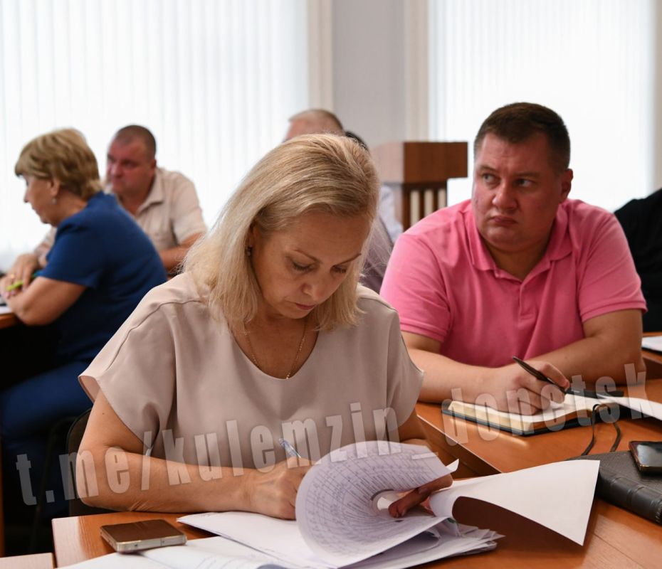 Алексей Кулемзин: Провел рабочее совещание с руководителями Управ внутригородских районов Донецка по вопросу установки дополнительных ёмкостей и организации подвоза воды в эти емкости Алексей Кулемзин: Провел рабочее совещание с руководителями Управ внутригородских районов Донецка по вопросу установки дополнительных ёмкостей и организации подвоза воды в эти емкости