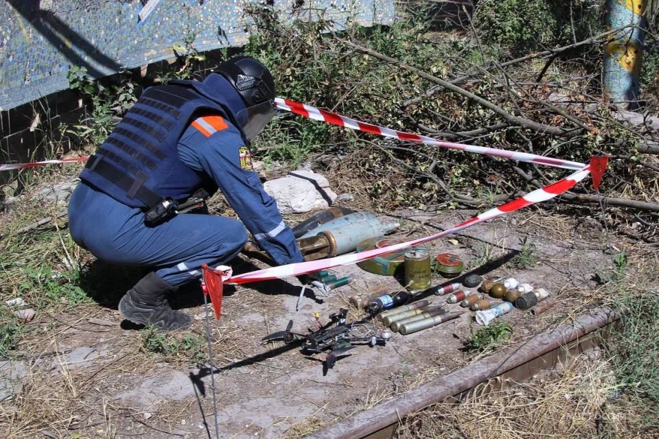 Более 3600 взрывоопасных предметов специалисты МЧС России обнаружили в Авдеевке за два месяца Более 3600 взрывоопасных предметов специалисты МЧС России обнаружили в Авдеевке за два месяца