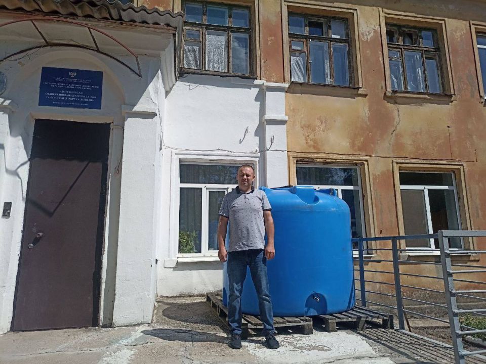 Татьяна Копылова: По поручению Главы ДНР Дениса Пушилина, с целью обеспечения населения водой в Ворошиловском районе Донецка, установлена ёмкость для разбора технической воды по адресу: ул. Трамвайная, 36 ... Татьяна Копылова: По поручению Главы ДНР Дениса Пушилина, с целью обеспечения населения водой в Ворошиловском районе Донецка, установлена ёмкость для разбора технической воды по адресу: ул. Трамвайная, 36 ...