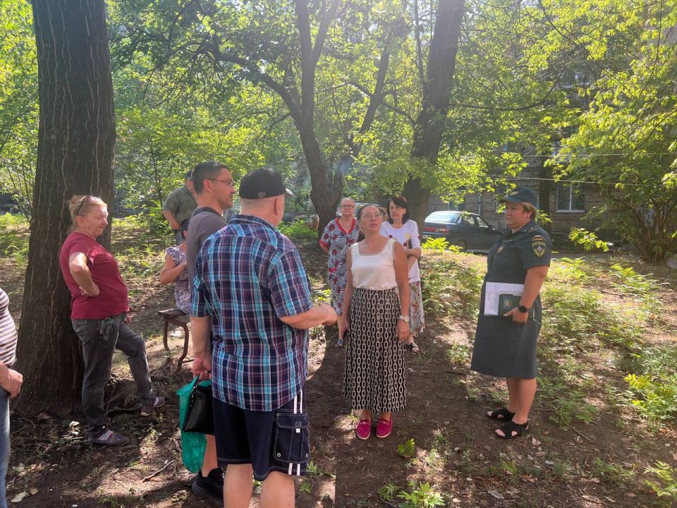 Продолжаются сходы с жителями Ленинского района города Донецка Продолжаются сходы с жителями Ленинского района города Донецка