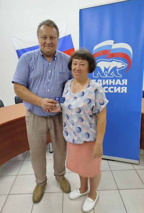 Валентин Левченко: В торжественной обстановке выдал партийные билеты партии "Единая Россия" сотрудникам Управы Киевского района Валентин Левченко: В торжественной обстановке выдал партийные билеты партии "Единая Россия" сотрудникам Управы Киевского района