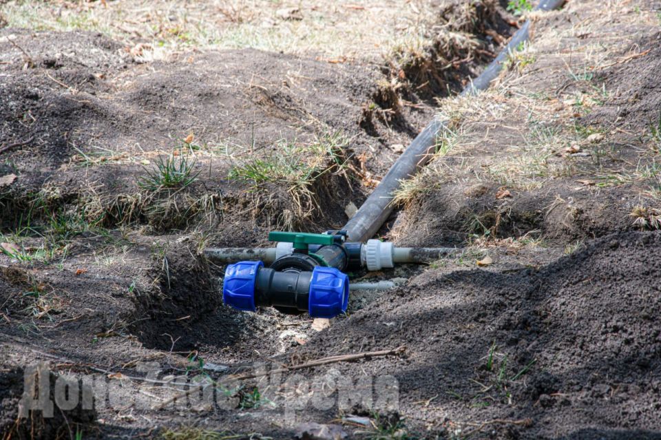 Даже в условиях дефицита воды: на бульваре Пушкина в Донецке продолжается монтаж системы полива Даже в условиях дефицита воды: на бульваре Пушкина в Донецке продолжается монтаж системы полива