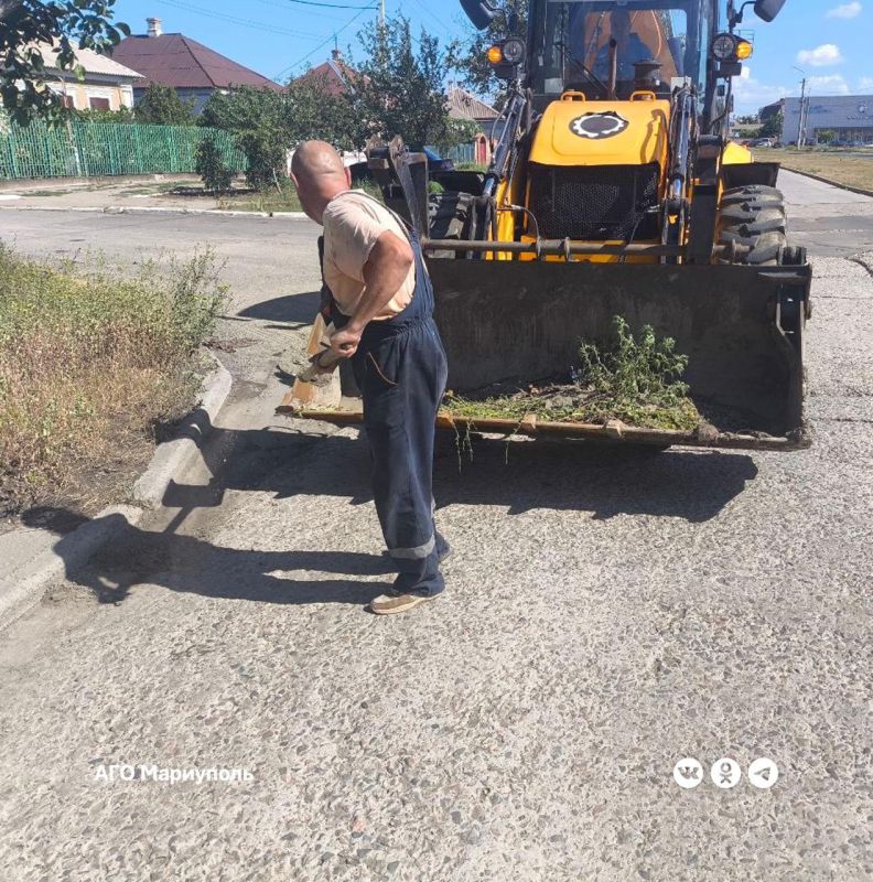 Специалисты «Мариупольавтодор» выполнили уборку проезжей части по улице Олимпийской Специалисты «Мариупольавтодор» выполнили уборку проезжей части по улице Олимпийской