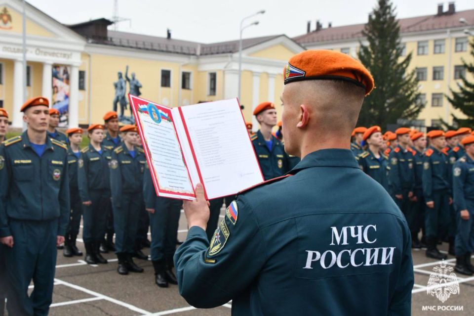 Сегодня день курсанта — тех, кто учится спасать Сегодня день курсанта — тех, кто учится спасать