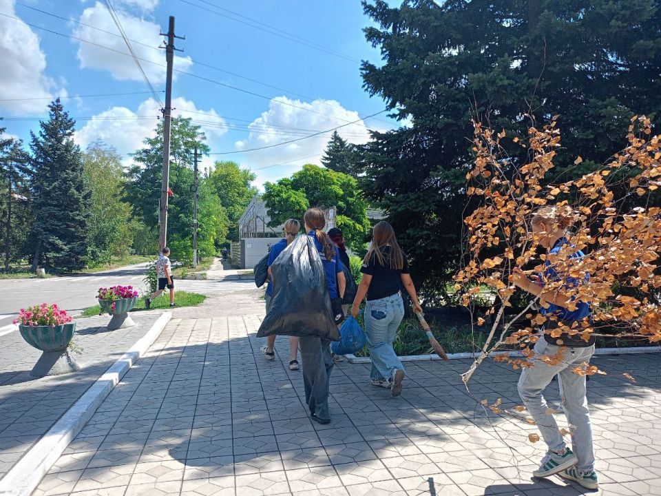 Молодёжь Ждановки провела субботник на территории Братской могилы советских воинов-освободителей Молодёжь Ждановки провела субботник на территории Братской могилы советских воинов-освободителей