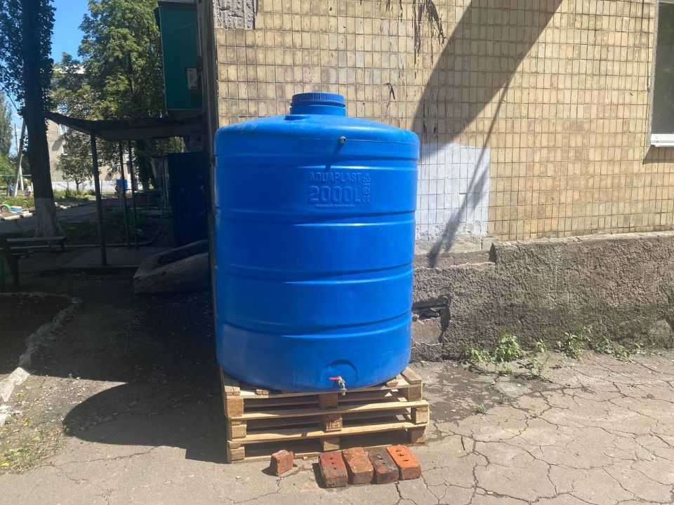 По поручению Главы ДНР Дениса Пушилина с целью обеспечения населения водой в г. Моспино проведены работы по установке ёмкости для разбора технической воды на ул. Короленко, 9 По поручению Главы ДНР Дениса Пушилина с целью обеспечения населения водой в г. Моспино проведены работы по установке ёмкости для разбора технической воды на ул. Короленко, 9