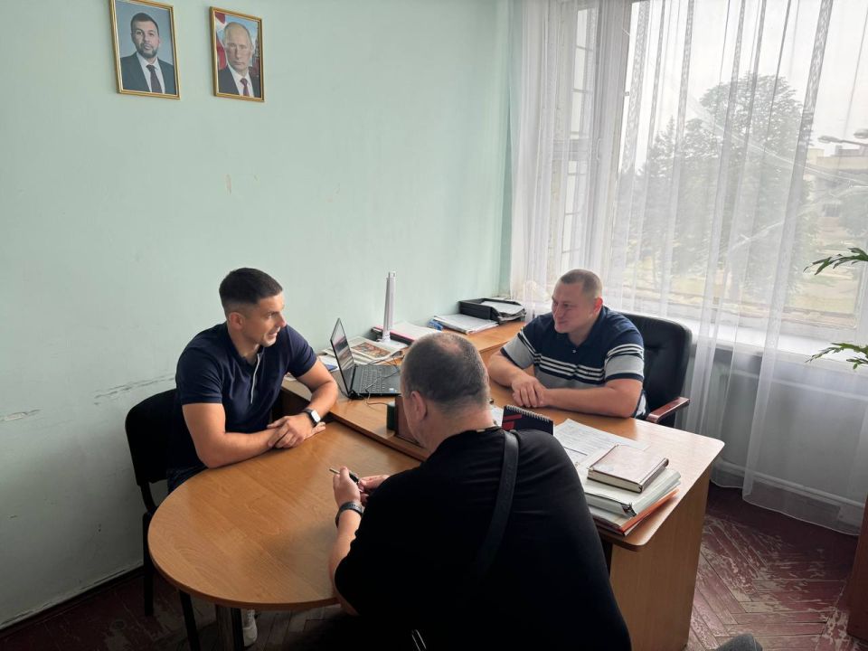 Председатель Иловайского городского совета Виталий Викторович Песчанский провел рабочую встречу с жителями, в ходе которой был рассмотрен вопрос об организации детской футбольной секции Председатель Иловайского городского совета Виталий Викторович Песчанский провел рабочую встречу с жителями, в ходе которой был рассмотрен вопрос об организации детской футбольной секции