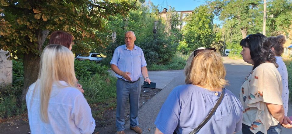 5 августа депутат Макеевского городского совета Олег Венжега встретился с жителями Советского района по улице Вокзальной и возле дд. 9 и 10 в м-не 2 5 августа депутат Макеевского городского совета Олег Венжега встретился с жителями Советского района по улице Вокзальной и возле дд. 9 и 10 в м-не 2