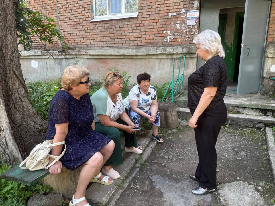 5 августа первый заместитель руководителя Управы Центрально-Городского района Инна Кисенко провела встречи с жителями по адресам: ул. Донецкая, дд. 1, 191А, ул. 301-й Донецкой Дивизии, д. 7, пл. Грибиниченко, д. 2 5 августа первый заместитель руководителя Управы Центрально-Городского района Инна Кисенко провела встречи с жителями по адресам: ул. Донецкая, дд. 1, 191А, ул. 301-й Донецкой Дивизии, д. 7, пл. Грибиниченко, д. 2