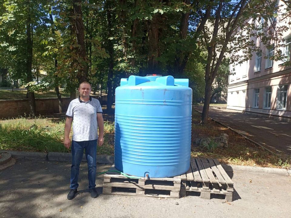 Татьяна Копылова: По поручению Главы ДНР Дениса Пушилина, с целью обеспечения населения водой в Ворошиловском районе Донецка, установлена ёмкость для разбора технической воды по адресу: ул.Ватутина, 18 ... Татьяна Копылова: По поручению Главы ДНР Дениса Пушилина, с целью обеспечения населения водой в Ворошиловском районе Донецка, установлена ёмкость для разбора технической воды по адресу: ул.Ватутина, 18 ...