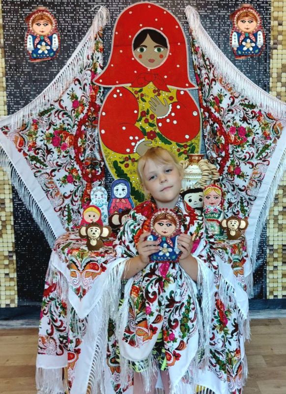 4 августа в МБУ «Степнянском доме культуры» распахнула свои двери творческая мастерская, где каждый желающий смог прикоснуться к душе России, создавая ее неофициальные символы – матрёшку из соленого теста и Чебурашку из... 4 августа в МБУ «Степнянском доме культуры» распахнула свои двери творческая мастерская, где каждый желающий смог прикоснуться к душе России, создавая ее неофициальные символы – матрёшку из соленого теста и Чебурашку из...