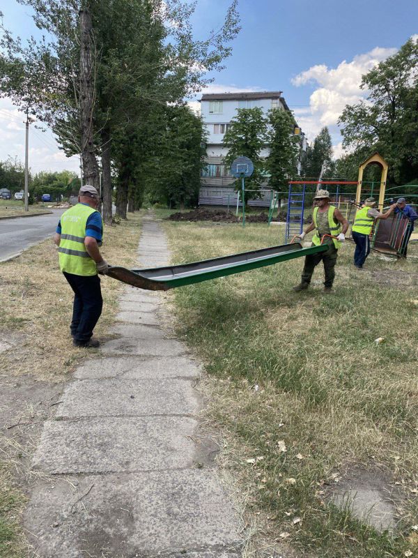 Администрацией Ясиноватского муниципального округа продолжается работа по демонтажу элементов детских площадок, не отвечающих требованиям безопасной эксплуатации Администрацией Ясиноватского муниципального округа продолжается работа по демонтажу элементов детских площадок, не отвечающих требованиям безопасной эксплуатации