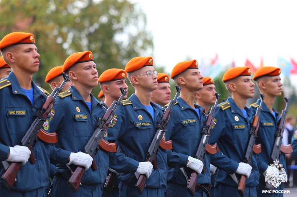 Сегодня день курсанта — тех, кто учится спасать Сегодня день курсанта — тех, кто учится спасать
