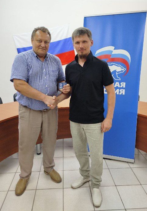 Валентин Левченко: В торжественной обстановке выдал партийные билеты партии "Единая Россия" сотрудникам Управы Киевского района Валентин Левченко: В торжественной обстановке выдал партийные билеты партии "Единая Россия" сотрудникам Управы Киевского района