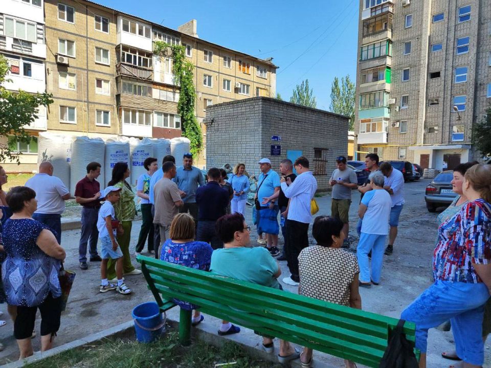 2 сентября в Ясиноватой прошла встреча со старшими по домам квартала 103 (дома 14а, 15, 16), где сейчас идут восстановительные работы при поддержке Челябинской области 2 сентября в Ясиноватой прошла встреча со старшими по домам квартала 103 (дома 14а, 15, 16), где сейчас идут восстановительные работы при поддержке Челябинской области