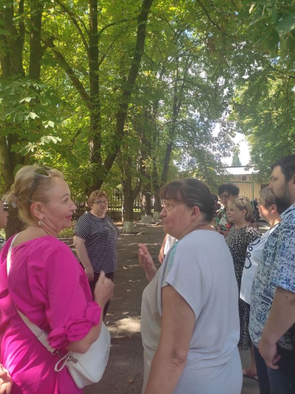 Валентин Левченко: По поручению Главы ДНР Дениса Пушилина заместитель главы администрации городского округа Донецк , Светлана Везденко, провела встречу с руководителями образовательных учреждений по вопросу обеспеченности... Валентин Левченко: По поручению Главы ДНР Дениса Пушилина заместитель главы администрации городского округа Донецк , Светлана Везденко, провела встречу с руководителями образовательных учреждений по вопросу обеспеченности...