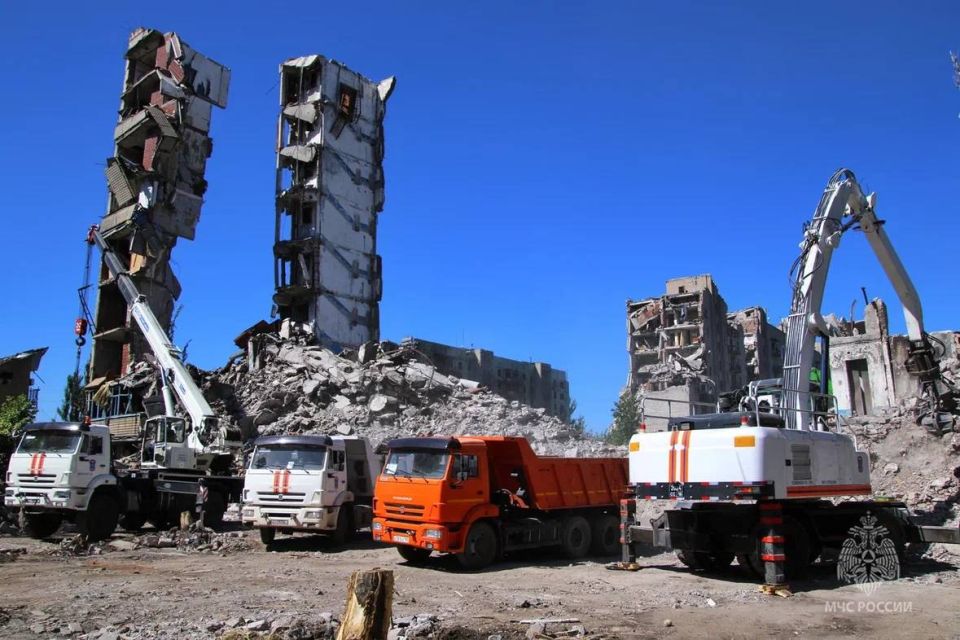 Более 3600 взрывоопасных предметов специалисты МЧС России обнаружили в Авдеевке за два месяца Более 3600 взрывоопасных предметов специалисты МЧС России обнаружили в Авдеевке за два месяца