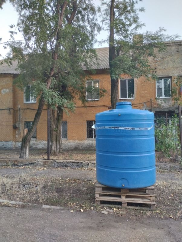 По поручению Главы ДНР Дениса Пушилина с целью обеспечения населения водой в г. Моспино проведены работы по установке ёмкости для разбора технической воды на ул. Короленко, 9 По поручению Главы ДНР Дениса Пушилина с целью обеспечения населения водой в г. Моспино проведены работы по установке ёмкости для разбора технической воды на ул. Короленко, 9