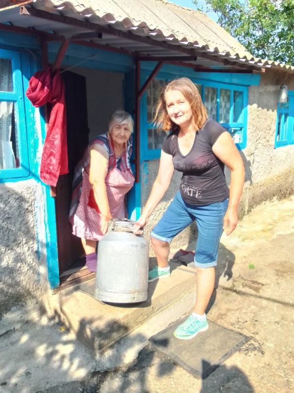 Одной из важных услуг которые оказывает Центр социального обслуживания населения — это доставка воды подопечному Одной из важных услуг которые оказывает Центр социального обслуживания населения — это доставка воды подопечному