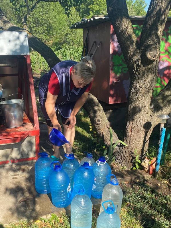Одной из важных услуг которые оказывает Центр социального обслуживания населения — это доставка воды подопечному Одной из важных услуг которые оказывает Центр социального обслуживания населения — это доставка воды подопечному