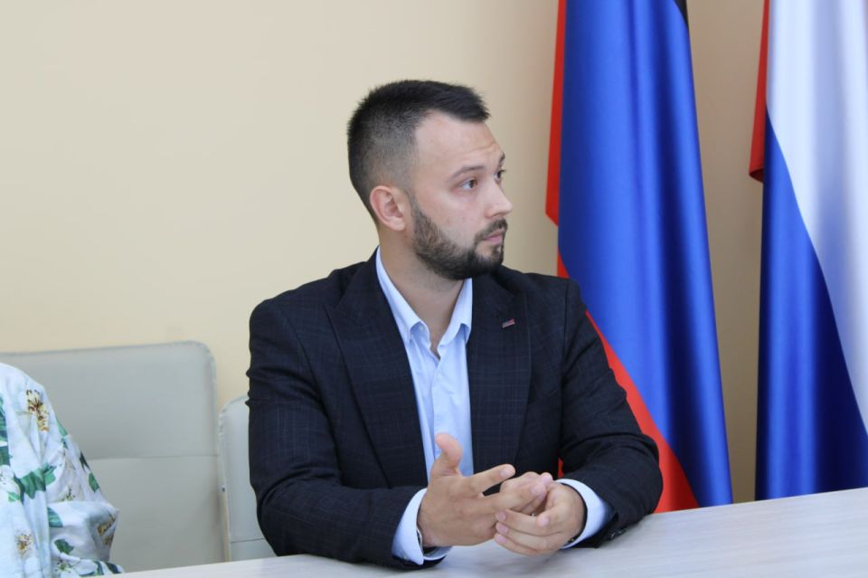 Сотрудники администрации и волонтёры Горловки отмечены благодарностями за самоотверженный труд и вклад в развитие молодёжной политики Сотрудники администрации и волонтёры Горловки отмечены благодарностями за самоотверженный труд и вклад в развитие молодёжной политики
