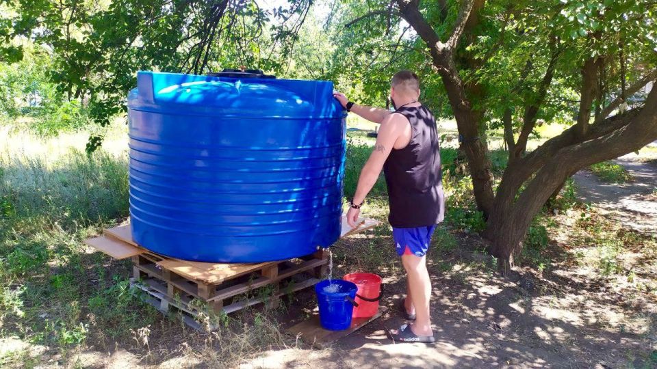 МУП АГЯ "ЭКО-КОМФОРТ-СЕРВИС" совместно с Горловским ПУВКХ ГУП ДНР "Вода Донбасса" продолжают наполнять установленные раннее ёмкости в пгт МУП АГЯ "ЭКО-КОМФОРТ-СЕРВИС" совместно с Горловским ПУВКХ ГУП ДНР "Вода Донбасса" продолжают наполнять установленные раннее ёмкости в пгт