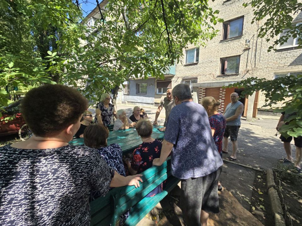 Сергей Желновач: Во исполнение поручения Главы Донецкой Народной Республики Дениса Владимировича Пушилина о ведении постоянного диалога с людьми, первый заместитель главы администрации Максим Вельма встретился с жителями... Сергей Желновач: Во исполнение поручения Главы Донецкой Народной Республики Дениса Владимировича Пушилина о ведении постоянного диалога с людьми, первый заместитель главы администрации Максим Вельма встретился с жителями...
