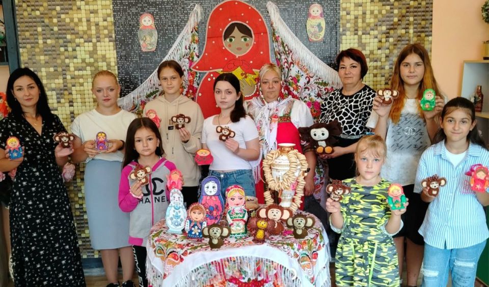 4 августа в МБУ «Степнянском доме культуры» распахнула свои двери творческая мастерская, где каждый желающий смог прикоснуться к душе России, создавая ее неофициальные символы – матрёшку из соленого теста и Чебурашку из... 4 августа в МБУ «Степнянском доме культуры» распахнула свои двери творческая мастерская, где каждый желающий смог прикоснуться к душе России, создавая ее неофициальные символы – матрёшку из соленого теста и Чебурашку из...