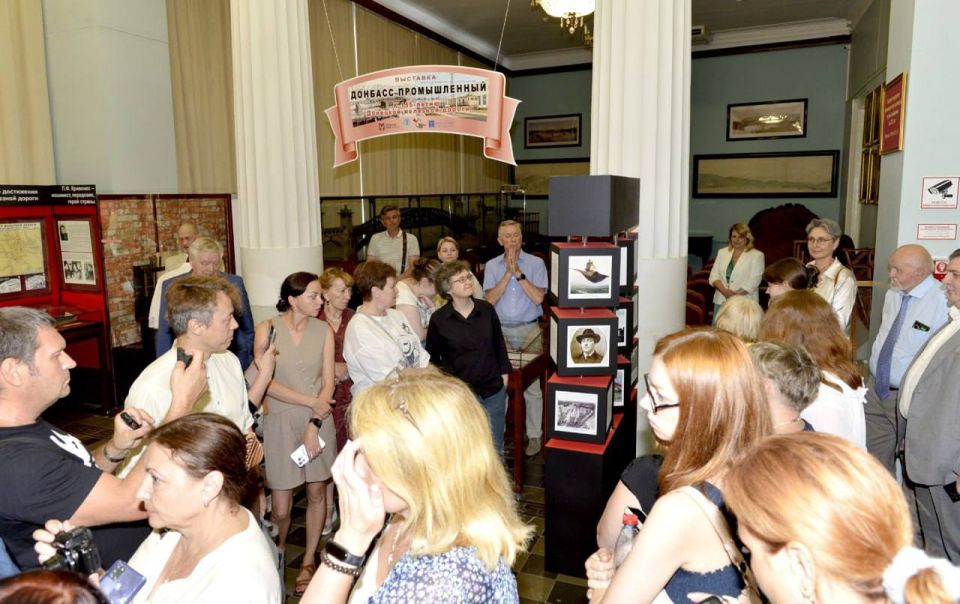 В Санкт-Петербурге открыли выставку к 155-летию Донецкой железной дороги В Санкт-Петербурге открыли выставку к 155-летию Донецкой железной дороги