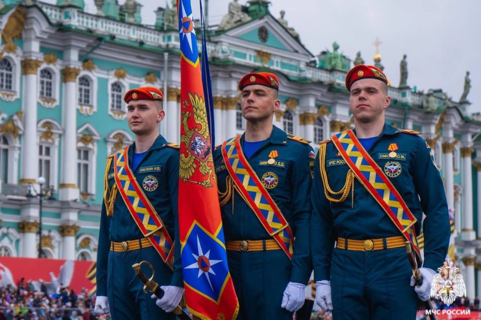 Сегодня день курсанта — тех, кто учится спасать Сегодня день курсанта — тех, кто учится спасать