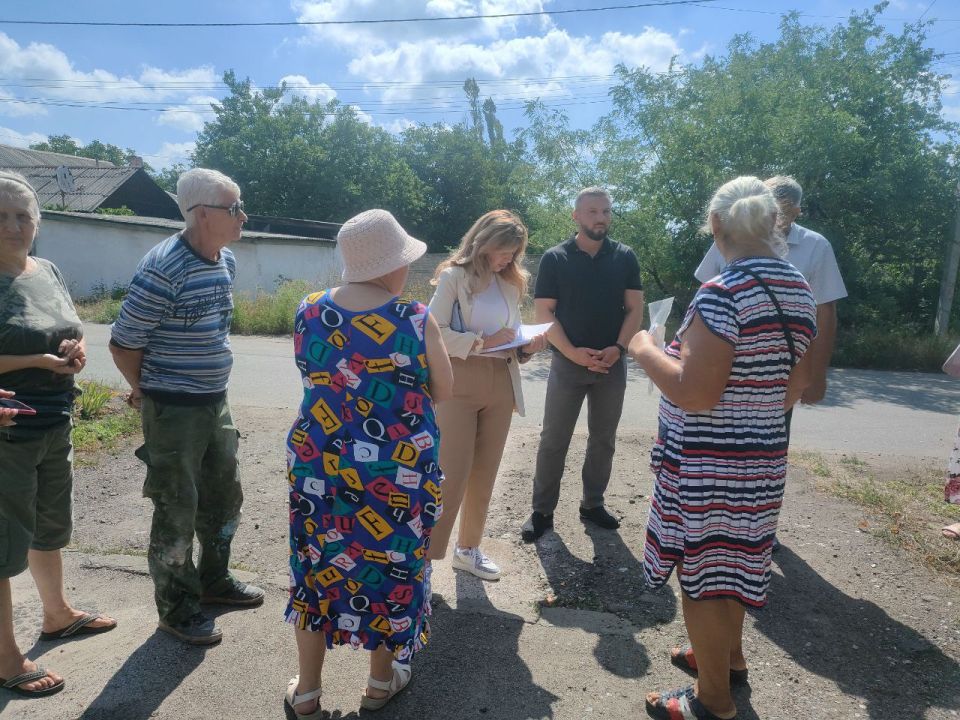 Сегодня, 5 августа, спикер-активист Алексей Боршош и депутат Народного Совета Донецкой Народной Республики Александра Усачёва провели встречу с населением на подведомственной территории по ул. Дунайская 2 Сегодня, 5 августа, спикер-активист Алексей Боршош и депутат Народного Совета Донецкой Народной Республики Александра Усачёва провели встречу с населением на подведомственной территории по ул. Дунайская 2