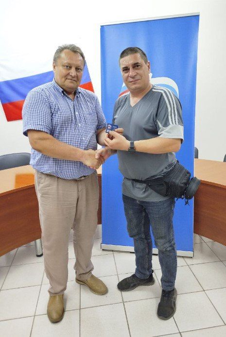 Валентин Левченко: В торжественной обстановке выдал партийные билеты партии "Единая Россия" сотрудникам Управы Киевского района Валентин Левченко: В торжественной обстановке выдал партийные билеты партии "Единая Россия" сотрудникам Управы Киевского района