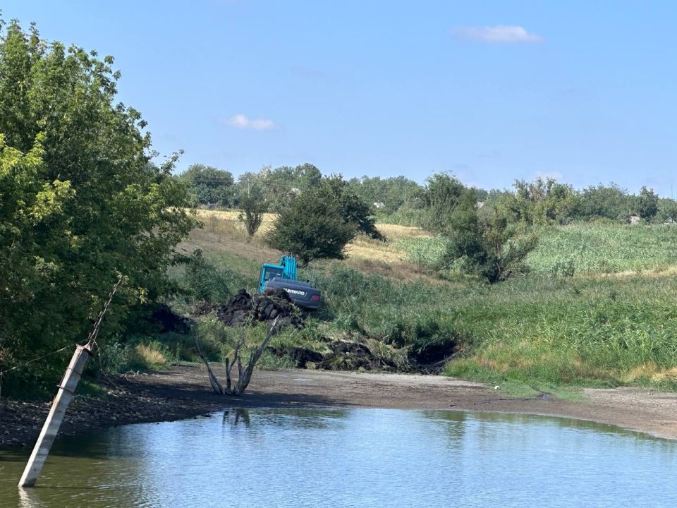 В Иловайске начались работы по очистке русел местных водоемов, питающих реку Крынка, сообщили в администрации города В Иловайске начались работы по очистке русел местных водоемов, питающих реку Крынка, сообщили в администрации города