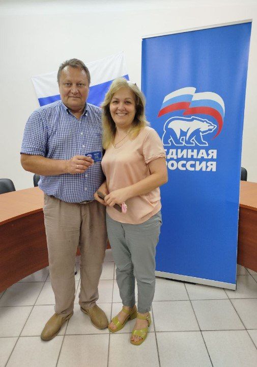 Валентин Левченко: В торжественной обстановке выдал партийные билеты партии "Единая Россия" сотрудникам Управы Киевского района Валентин Левченко: В торжественной обстановке выдал партийные билеты партии "Единая Россия" сотрудникам Управы Киевского района