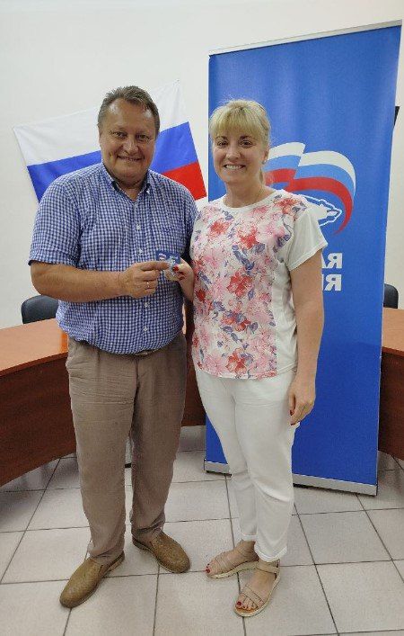 Валентин Левченко: В торжественной обстановке выдал партийные билеты партии "Единая Россия" сотрудникам Управы Киевского района Валентин Левченко: В торжественной обстановке выдал партийные билеты партии "Единая Россия" сотрудникам Управы Киевского района