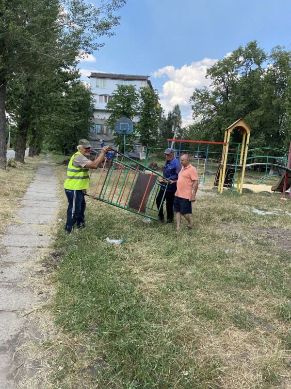Администрацией Ясиноватского муниципального округа продолжается работа по демонтажу элементов детских площадок, не отвечающих требованиям безопасной эксплуатации Администрацией Ясиноватского муниципального округа продолжается работа по демонтажу элементов детских площадок, не отвечающих требованиям безопасной эксплуатации