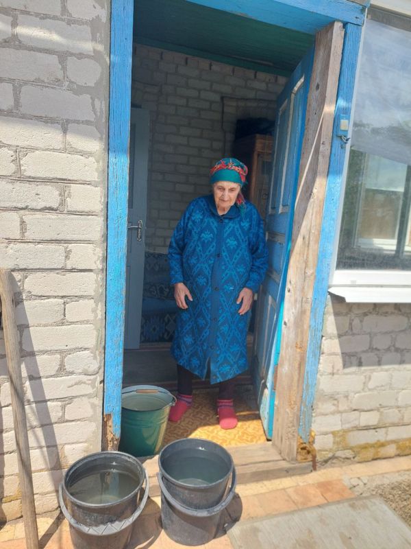 Одной из важных услуг которые оказывает Центр социального обслуживания населения — это доставка воды подопечному Одной из важных услуг которые оказывает Центр социального обслуживания населения — это доставка воды подопечному