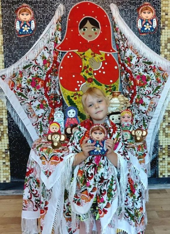 МБУ «Степнянский дом культуры» открыл свои двери для творческой мастерской, где каждый желающий имел возможность прикоснуться к душе России, создавая её неофициальные символы — матрёшку из солёного теста и Чебурашку из фетра МБУ «Степнянский дом культуры» открыл свои двери для творческой мастерской, где каждый желающий имел возможность прикоснуться к душе России, создавая её неофициальные символы — матрёшку из солёного теста и Чебурашку из фетра