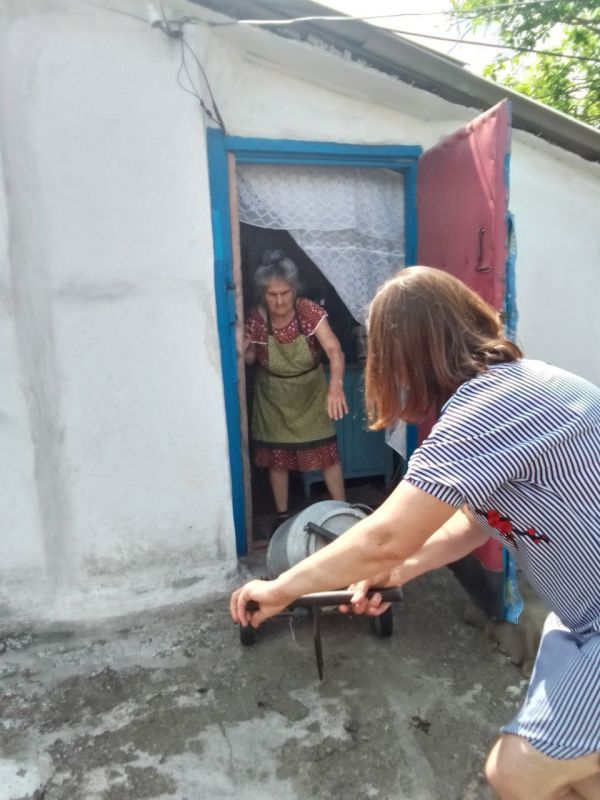 Одной из важных услуг которые оказывает Центр социального обслуживания населения — это доставка воды подопечному Одной из важных услуг которые оказывает Центр социального обслуживания населения — это доставка воды подопечному