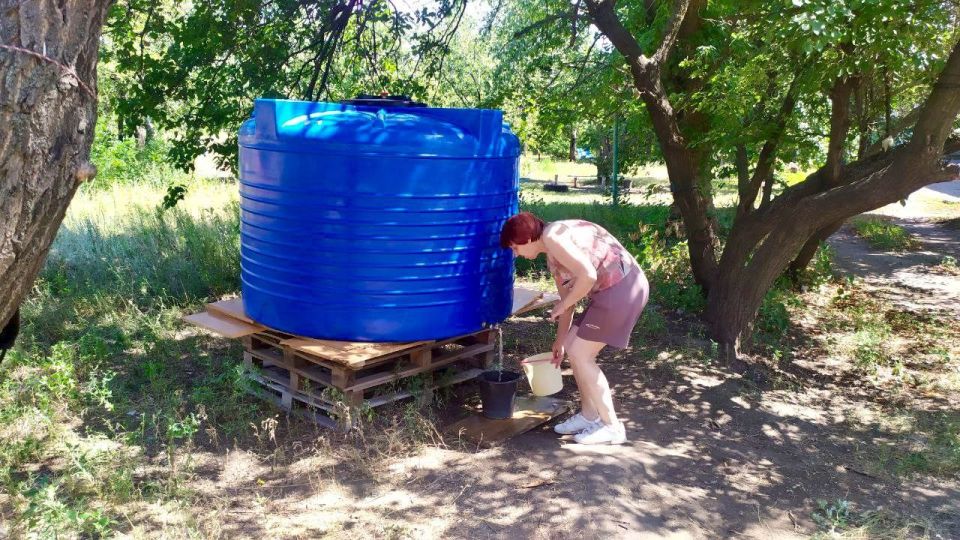 МУП АГЯ "ЭКО-КОМФОРТ-СЕРВИС" совместно с Горловским ПУВКХ ГУП ДНР "Вода Донбасса" продолжают наполнять установленные раннее ёмкости в пгт МУП АГЯ "ЭКО-КОМФОРТ-СЕРВИС" совместно с Горловским ПУВКХ ГУП ДНР "Вода Донбасса" продолжают наполнять установленные раннее ёмкости в пгт