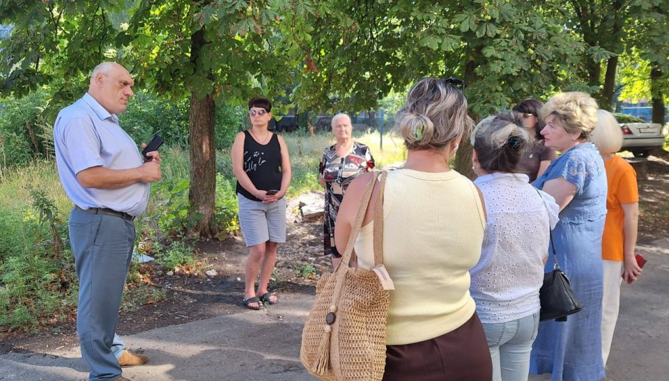 5 августа депутат Макеевского городского совета Олег Венжега встретился с жителями Советского района по улице Вокзальной и возле дд. 9 и 10 в м-не 2 5 августа депутат Макеевского городского совета Олег Венжега встретился с жителями Советского района по улице Вокзальной и возле дд. 9 и 10 в м-не 2