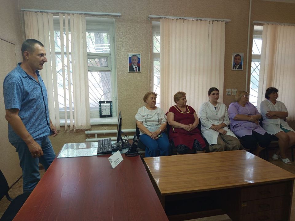Встреча с населением. Сегодня, 6 августа, во исполнение поручения Главы Донецкой Народной Республики Дениса Пушилина депутат Торезского городского совета Василий Лавришин провел встречу с населением по ул. Чектистов Встреча с населением. Сегодня, 6 августа, во исполнение поручения Главы Донецкой Народной Республики Дениса Пушилина депутат Торезского городского совета Василий Лавришин провел встречу с населением по ул. Чектистов