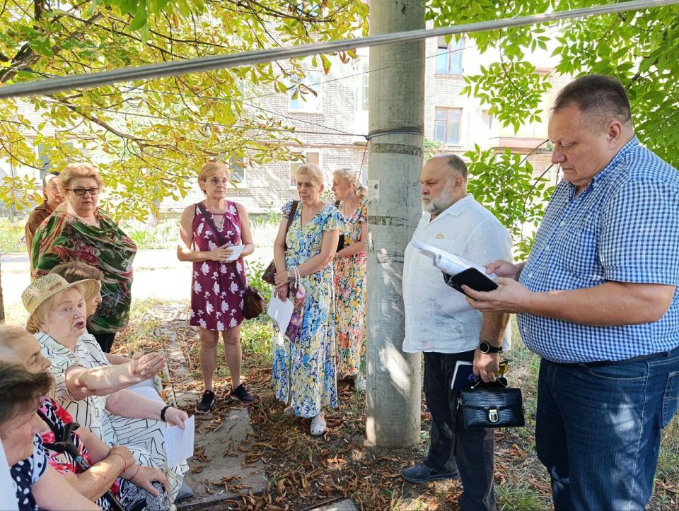 По поручению Главы ДНР Дениса Пушилина заместитель председателя #Комитет_по_поддержке_участников_СВО Юрий Сивоконенко (фракция «Единая Россия») совместно с руководителем Управы Киевского района г. Донецка Валентином Левченко... По поручению Главы ДНР Дениса Пушилина заместитель председателя #Комитет_по_поддержке_участников_СВО Юрий Сивоконенко (фракция «Единая Россия») совместно с руководителем Управы Киевского района г. Донецка Валентином Левченко...