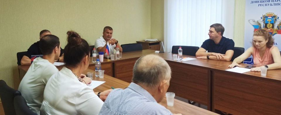 Юрий Атаманов: Провёл совещание для депутатов Донецкого городского совета, в ходе которого обсудили меры, принятые Главой ДНР Денисом Пушилиным, по преодолению кризисной ситуации с водообеспечением города Юрий Атаманов: Провёл совещание для депутатов Донецкого городского совета, в ходе которого обсудили меры, принятые Главой ДНР Денисом Пушилиным, по преодолению кризисной ситуации с водообеспечением города