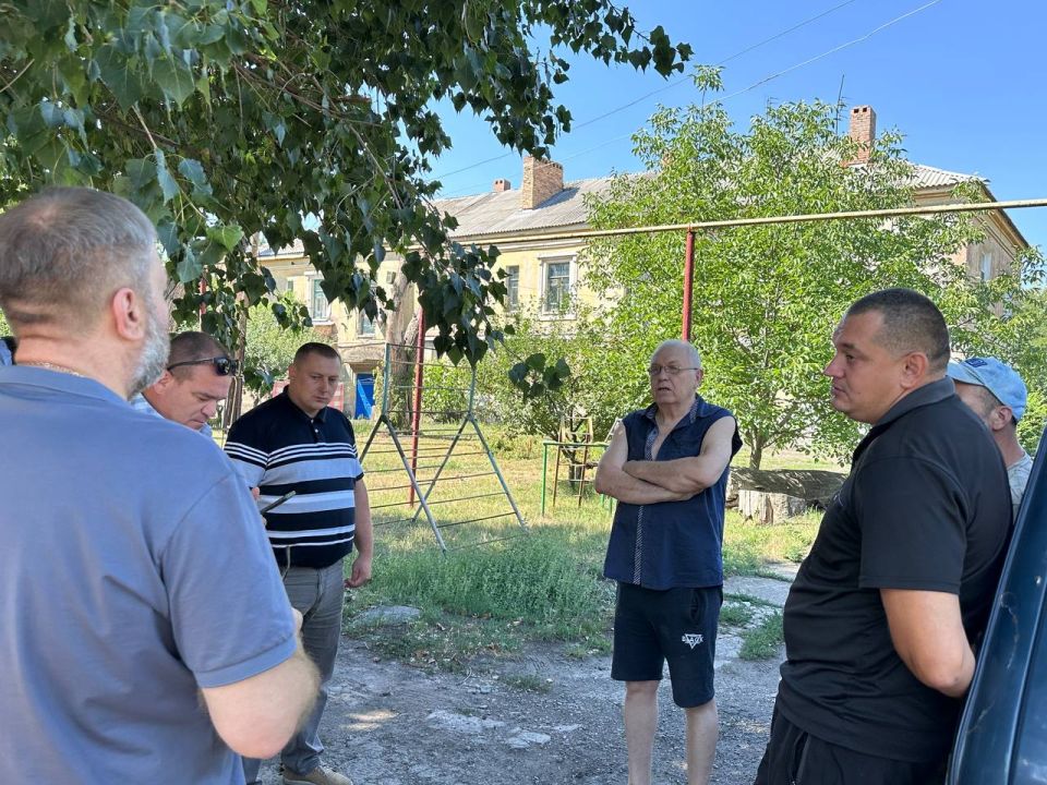 Денис Зубов: Сход граждан. 6 августа состоялась встреча заместителя главы администрации городского округа Иловайск Кузнецова Александра Васильевича с местными жителями, которую он провел совместно с депутатом Народного... Денис Зубов: Сход граждан. 6 августа состоялась встреча заместителя главы администрации городского округа Иловайск Кузнецова Александра Васильевича с местными жителями, которую он провел совместно с депутатом Народного...