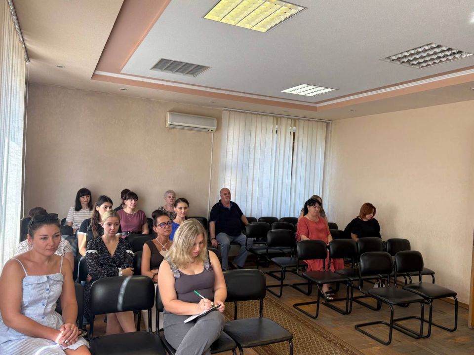 Сегодня, 06 августа, первый заместитель руководителя Управы Ленинского внутригородского района Администрации городского округа Донецк Александр Банах провел расширенное аппаратное совещание с участием заместителя главы... Сегодня, 06 августа, первый заместитель руководителя Управы Ленинского внутригородского района Администрации городского округа Донецк Александр Банах провел расширенное аппаратное совещание с участием заместителя главы...