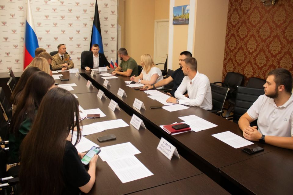 Комитет Народного Совета по молодежной политике и патриотическому воспитанию провел расширенное заседание, на котором депутаты вместе с представителями общественных организаций обсудили положения проекта закона«О... Комитет Народного Совета по молодежной политике и патриотическому воспитанию провел расширенное заседание, на котором депутаты вместе с представителями общественных организаций обсудили положения проекта закона«О...