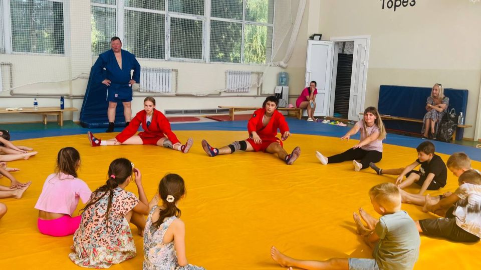 Сегодня мы провели замечательную зарядку с нашим молодым муниципальным служащим Юлией в рамках мероприятий ко Дню физкультурника! Ребята собрались с отличным настроением, и было очень весело! Сегодня мы провели замечательную зарядку с нашим молодым муниципальным служащим Юлией в рамках мероприятий ко Дню физкультурника! Ребята собрались с отличным настроением, и было очень весело!