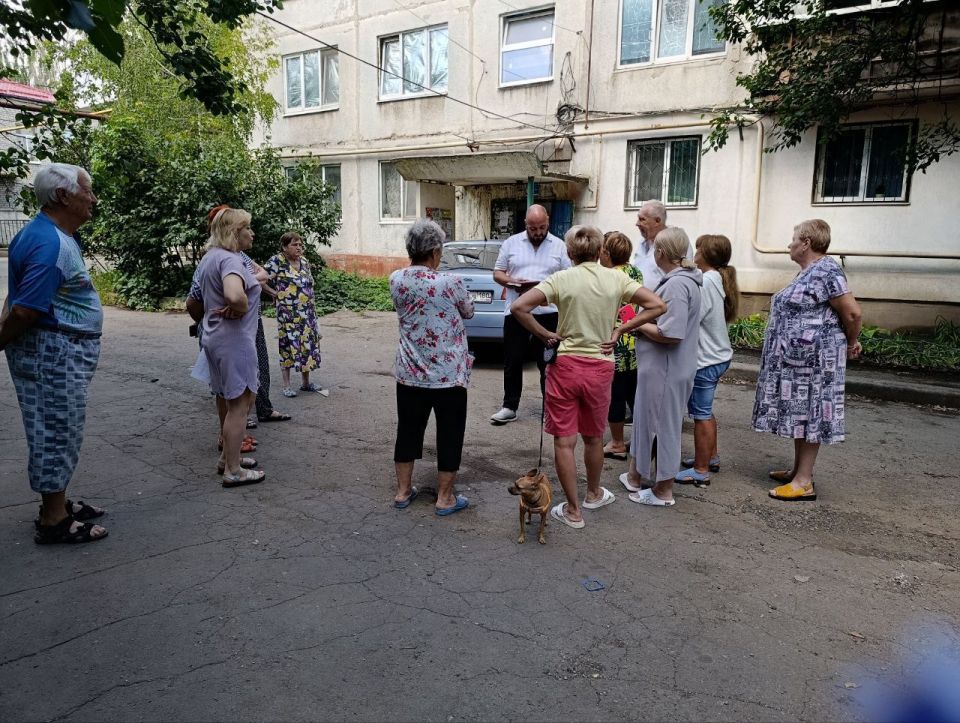 5 августа в Червоногвардейском районе депутат Макеевского городского совета Сергей Щетинин провел встречу с жителями жилого массива Калинина возле д. 1 по улице Димитрова 5 августа в Червоногвардейском районе депутат Макеевского городского совета Сергей Щетинин провел встречу с жителями жилого массива Калинина возле д. 1 по улице Димитрова